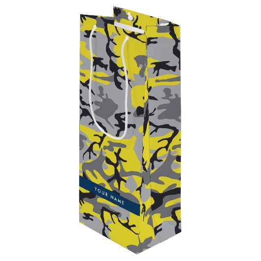黄色と灰色の迷彩自分の名前をパーソナライズ ワインギフトバッグ (正面アングル)