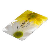 黄色と白のデイジー結婚式の日付を保存 マグネット (左側)