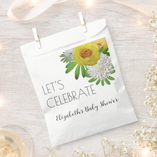 黄色と白のフローラ男女兼用ベビーシャワー フェイバーバッグ (クリップ留めされた状態)