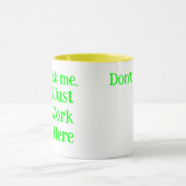 黄色と白のユーモア |ここで働おもしろいく マグカップ (中央)