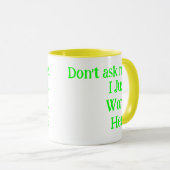 黄色と白のユーモア |ここで働おもしろいく マグカップ (正面右)