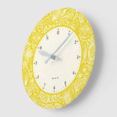 黄色と白のヴィンテージフローラペイズリー ラージ壁時計 (傾斜)