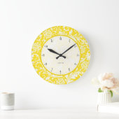 黄色と白のヴィンテージフローラマスク ラージ壁時計 (ホーム)