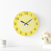 黄色と白の三角形の塗り潰し曼荼羅 ラージ壁時計 (ホーム)