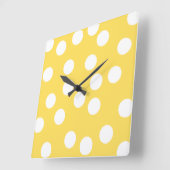 黄色と白の大きなドットパターン。 スクエア壁時計 (傾斜)