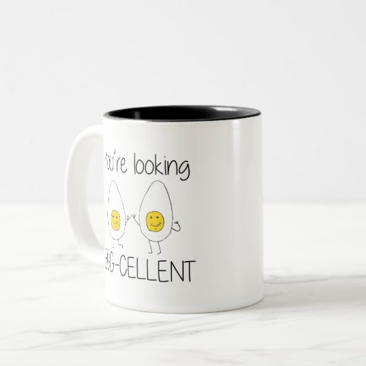 黄色と白の手で卵細胞を引いた卵のパン ツートーンマグカップ (正面左)