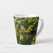 黄色と白の水仙の春の花 カフェラテマグ (右アングル)