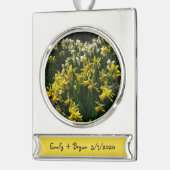 黄色と白の水仙の春の花 シルバープレートバナーオーナメント (左)