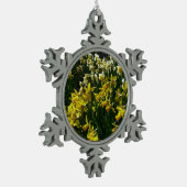 黄色と白の水仙の春の花 スノーフレークピューターオーナメント (左)