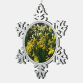 黄色と白の水仙の春の花 スノーフレークピューターオーナメント (右)