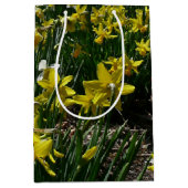 黄色と白の水仙の春の花 ミディアムペーパーバッグ (正面)