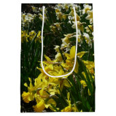 黄色と白の水仙の春の花 ミディアムペーパーバッグ (裏面)