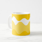 黄色と白の水平方向の波型パターン コーヒーマグカップ (正面左)