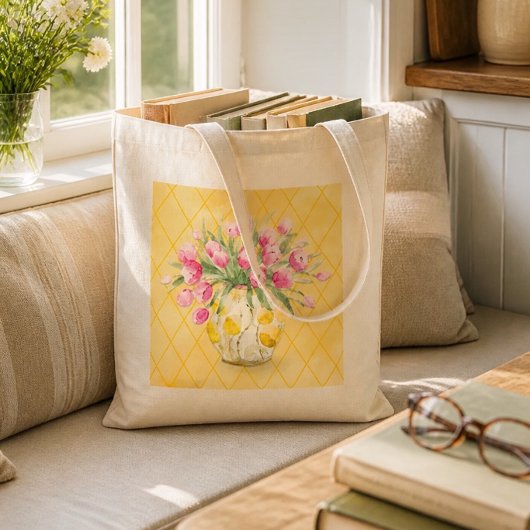 黄色と白の花瓶にピンクのチューリップ トートバッグ