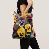 黄色と紫のパンジー水絵画色の トートバッグ (クローズアップ)