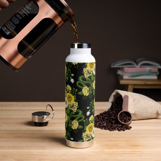 黄色と緑のバラに隠れている ウォーターボトル (コーヒー)