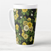 黄色と緑のバラに隠れている カフェラテマグ (左アングル)