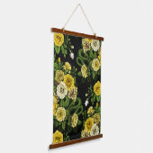 黄色と緑のバラに隠れている 吊り下げ型タペストリー (傾斜あり)