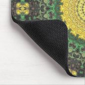 黄色と緑の万華鏡のように千変万化するパターンマンダラパターン マウスパッド (コーナー)