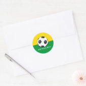 黄色と緑の背景のサッカーボール ラウンドシール (封筒)