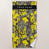 黄色と茶色の迷彩自分の名前をパーソナライズ ビーチタオル (正面)