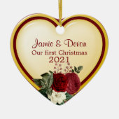 黄色と赤いハート新しい結婚初めてのクリスマス セラミックオーナメント (正面)