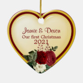 黄色と赤いハート新しい結婚初めてのクリスマス セラミックオーナメント (裏面)