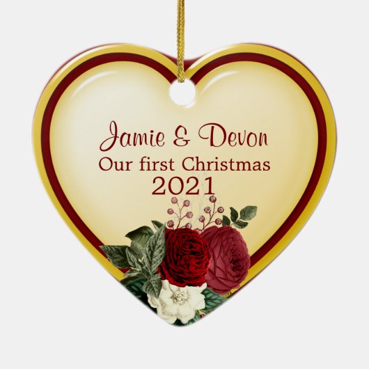 黄色と赤いハート新しい結婚初めてのクリスマス セラミックオーナメント (裏面)