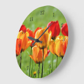 黄色と赤のチューリップ ラージ壁時計 (傾斜)