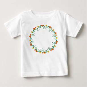 黄色と赤のバラの花を持つフローラの丸い枠 ベビーTシャツ