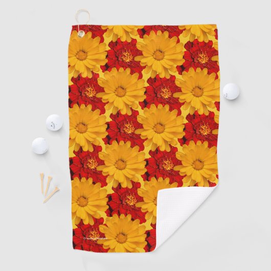 黄色と赤のマリゴールドの花 ゴルフタオル (インサイチュ)