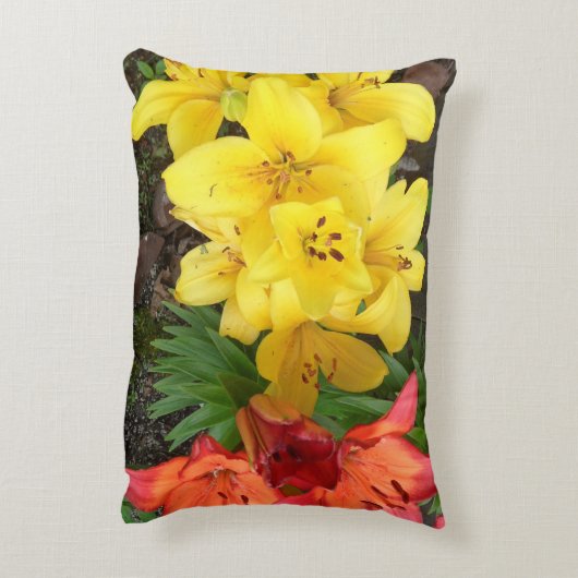 黄色と赤のユリの写真のデザイン アクセントクッション (裏面(縦))