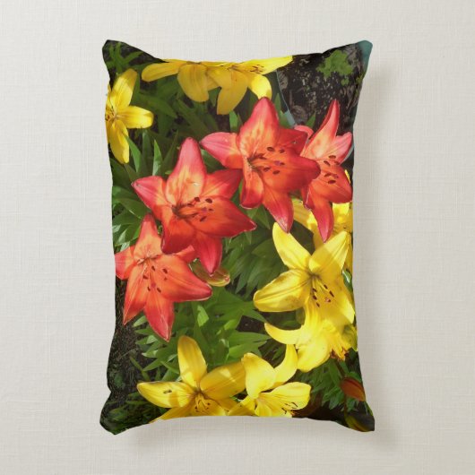 黄色と赤のユリの写真のデザイン アクセントクッション (正面(垂直))
