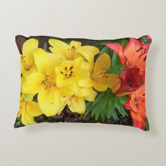 黄色と赤のユリの写真のデザイン アクセントクッション (裏面)