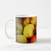 黄色と赤のリンゴのブッシェルの写真 コーヒーマグカップ (左)