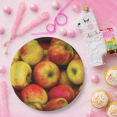 黄色と赤のリンゴのブッシェルの写真 ペーパープレート (パーティー)