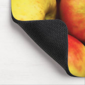 黄色と赤のリンゴのブッシェルの写真 マウスパッド (コーナー)