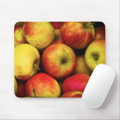 黄色と赤のリンゴのブッシェルの写真 マウスパッド (マウス)