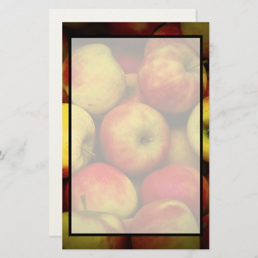 黄色と赤のリンゴのブッシェルの写真 便箋