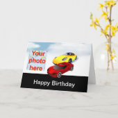 黄色と赤のレーシングカーを持つハッピーバースデー カード (黄色い花)
