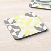 黄色と銀の幾何学的なジグザグ コースター (左側)