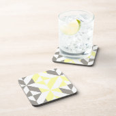黄色と銀の幾何学的なジグザグ コースター (右側)