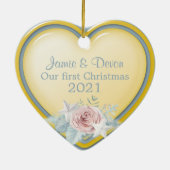 黄色と青のハート新しい初めてのクリスマス セラミックオーナメント (裏面)