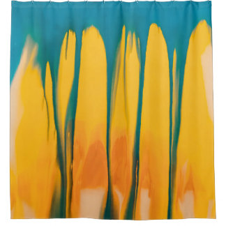 黄色と青の衣装 シャワーカーテン