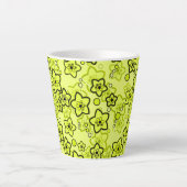 黄色と黒い明るいネオンの花パターン カフェラテマグ (正面)