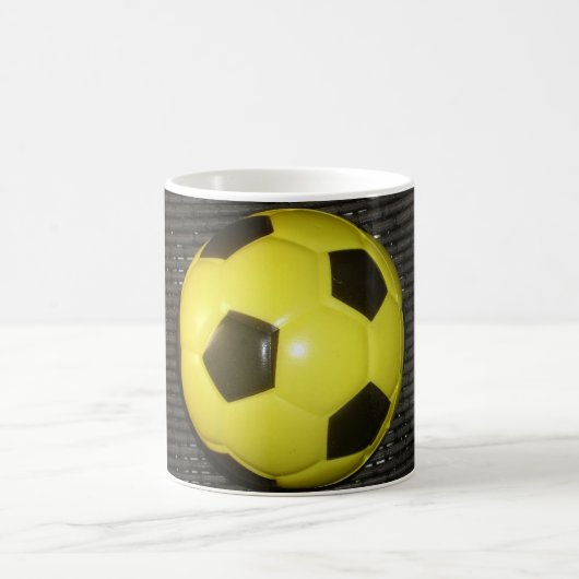 黄色と黒のサッカー。 コーヒーマグカップ (中央)