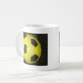 黄色と黒のサッカー。 コーヒーマグカップ (正面左)