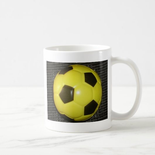 黄色と黒のサッカー。 コーヒーマグカップ (右)