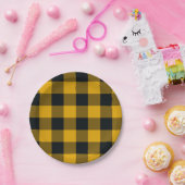 黄色と黒のチェック柄のスクエア バッファロープレイド ペーパープレート (パーティー)