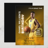 黄色と黒のバスケッモダントボールの誕生日 招待状 (正面/裏面)